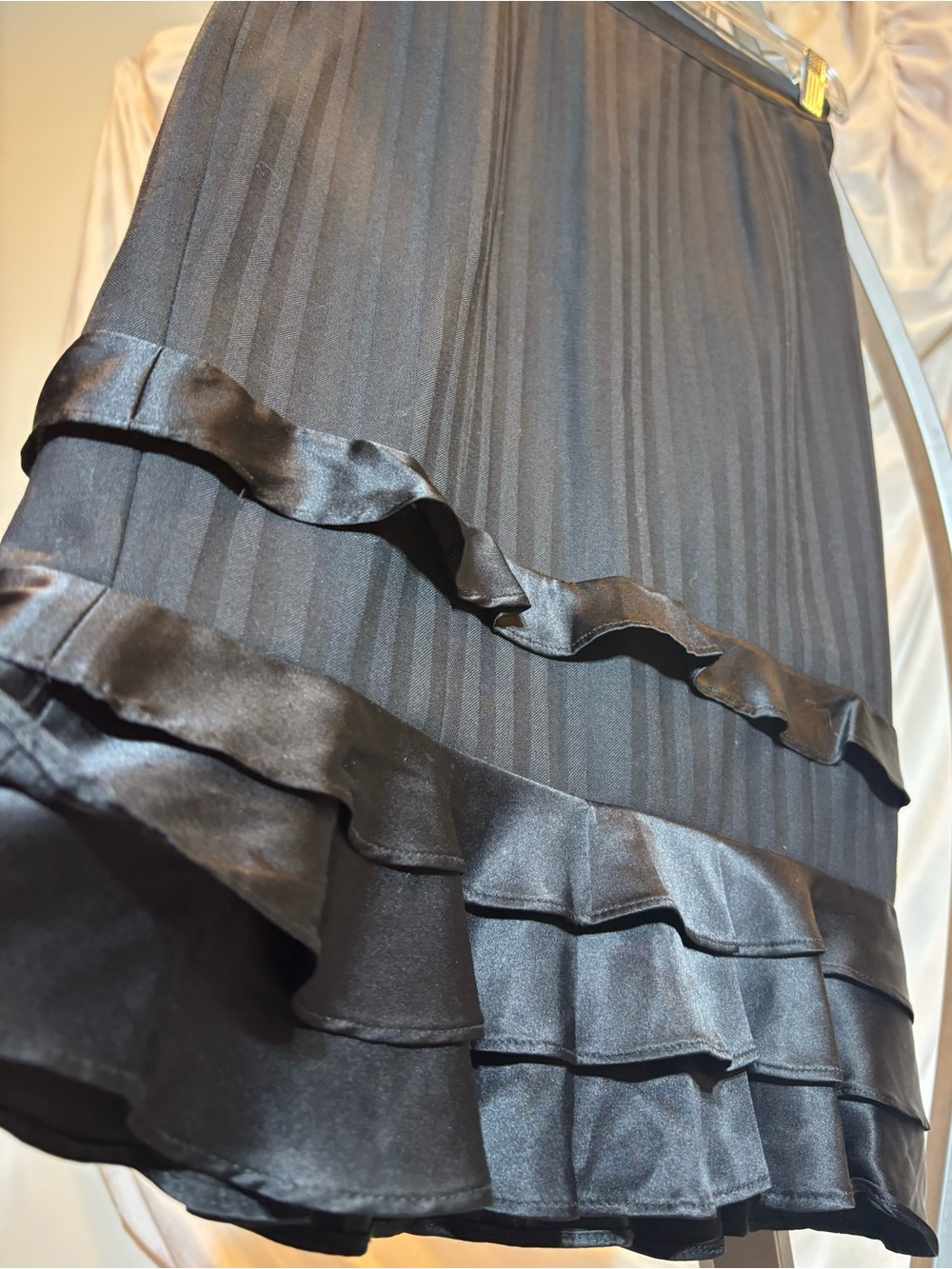 Vintage Bebe Black Pleated Ruffle Hem Pencil Skirt Satin Accent Size 2 Y2K